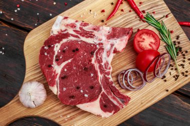 Kırmızı çiğ dana fileto kesim tabağında