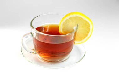 Bir bardak limonlu çay.