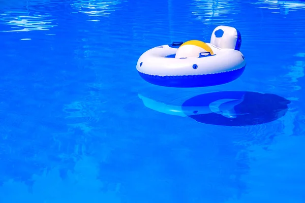 Bal Levensring Het Zwembad Met Blauw Water — Stockfoto