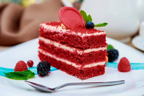 Kuchen Roter Samt Mit Beeren Auf Weißem Teller — Stockfoto