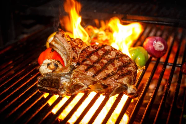 Steak Mit Gemüse Flammen Stockfoto