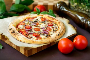 Domatesli mozzarella peynirli pizza. Kırmızı soğan ve fileto.