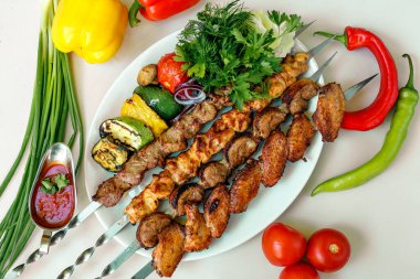 Izgara sebzeli kebap, soğan turşusu, şifalı otlar ve baharatlı sos.
