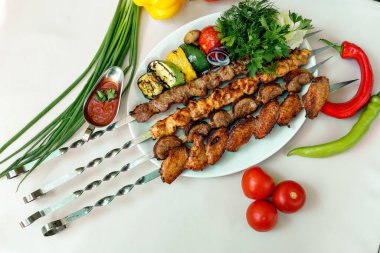 Izgara sebzeli kebap, soğan turşusu, şifalı otlar ve baharatlı sos.
