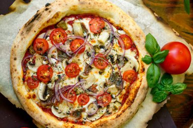 Domatesli mozzarella peynirli pizza. Kırmızı soğan ve fileto.