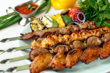 Izgara sebzeli kebap, soğan turşusu, şifalı otlar ve baharatlı sos.