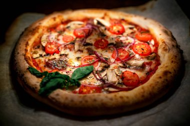 Domatesli mozzarella peynirli pizza. Kırmızı soğan ve fileto.