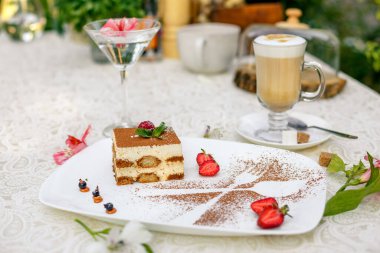 Çikolatalı ahududu ve çilekli kek.