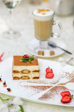 Çikolatalı ahududu ve çilekli kek.