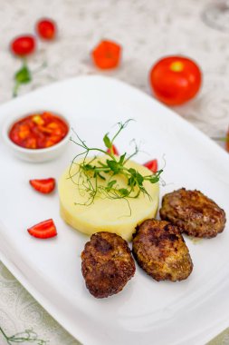 Öğle yemeği için pirzola ve patates püresi.