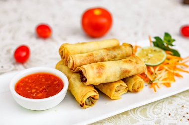 Etli gözleme ve baharatlı soslu havuç.