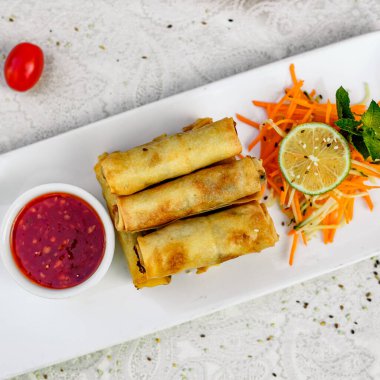 Etli gözleme ve baharatlı soslu havuç.