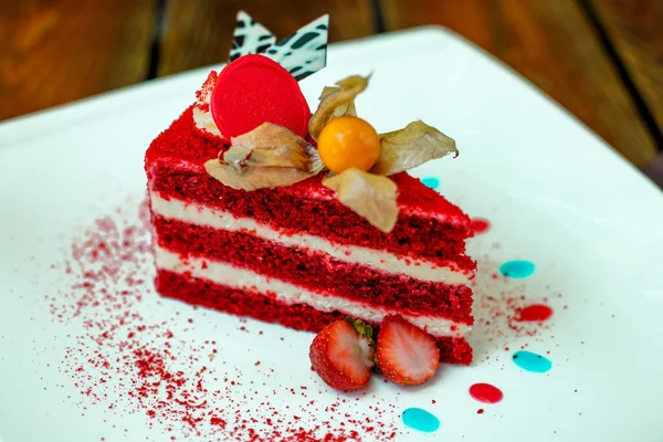 Rote Samttorte Auf Einem Teller Mit Erdbeeren Auf Einem Holztisch — Stockfoto