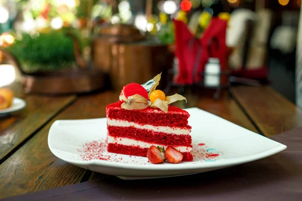 Κόκκινο Βελούδινο Κέικ Πιάτο Φράουλες Ξύλινο Τραπέζι — Φωτογραφία Αρχείου