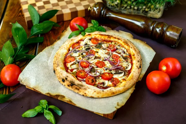 Pizza Sýrem Mozzarella Rajčaty Červená Cibule Svíčková — Stock fotografie