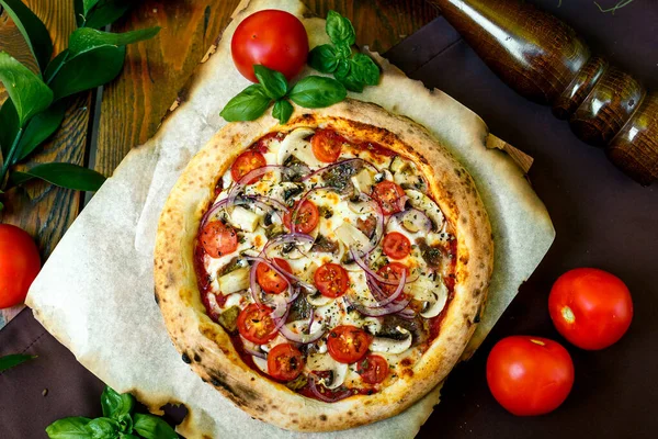 Pizza Sýrem Mozzarella Rajčaty Červená Cibule Svíčková — Stock fotografie