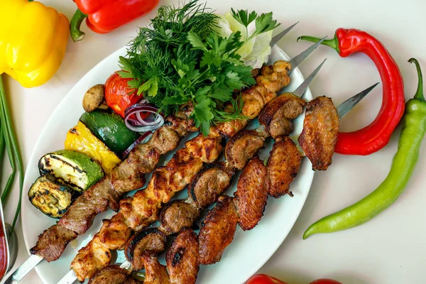 Assorted Kebabs Grilled Vegetables Pickled Onions Herbs Spicy Sauce — Stock Photo, Image