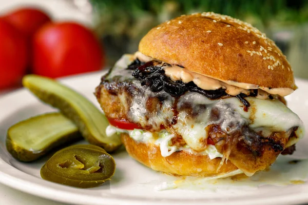 Гамбургер Шпателем Моцарелла Луком Американский Соус Огурцами Халапеньо — стоковое фото