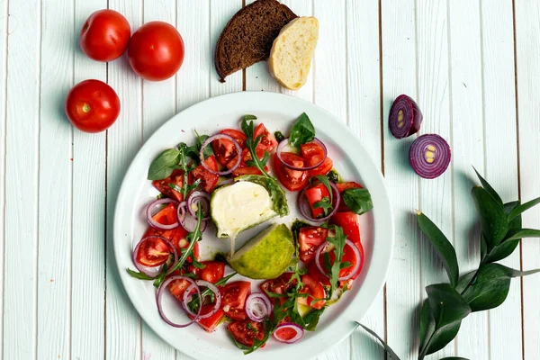 Salat Mit Gebackenem Mozzarella Mit Zwiebeln Und Tomaten Auf Einer — Stockfoto