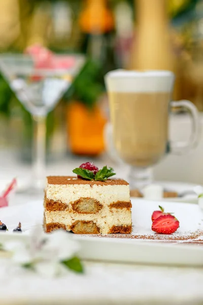 Kuchen Mit Schokoladen Himbeeren Und Erdbeeren — Stockfoto