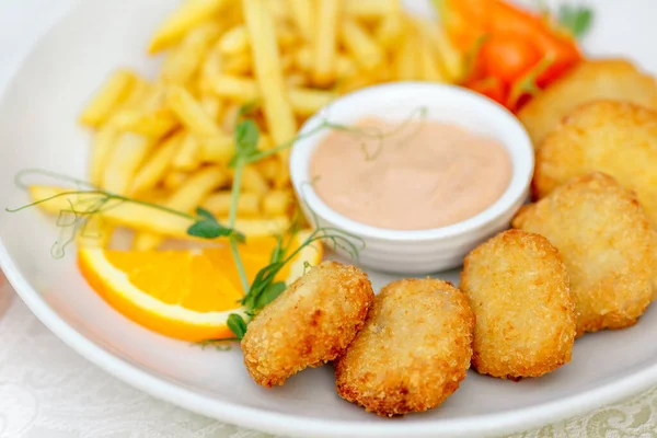 Nuggets Con Papas Fritas Salsa — Foto de Stock