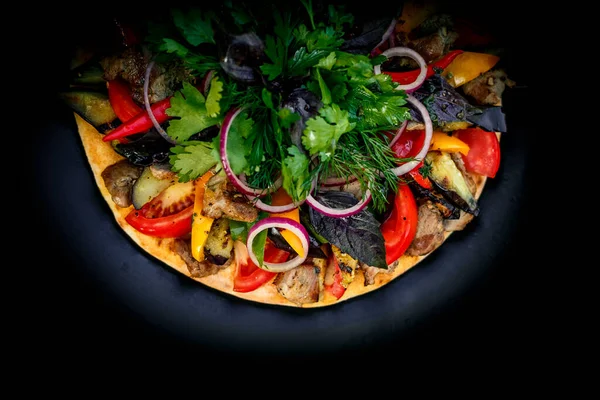 Salat Mit Fleisch Und Gemüse Gegrillt Auf Einem Weizenkuchen Mit — Stockfoto