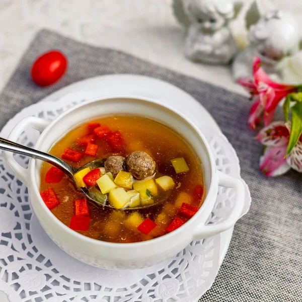 Sup Dengan Sayuran Dan Bakso Untuk Makan Siang — Stok Foto
