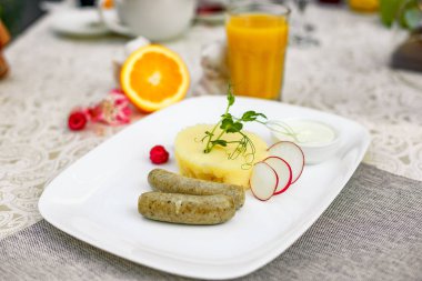 Öğle yemeğinde patates püresi ve sosis.