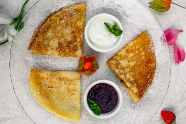 Kahvaltıda pudra şekerli krep ve reçel.