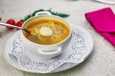 Erişteli tavuk çorbası ve öğle yemeğinde sebzeli yumurta.