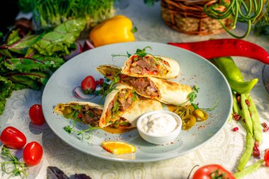 Geleneksel Meksika Yemekleri - Burrito, beyaz ahşap retro masa üzerinde