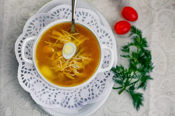 Kycklingsoppa Med Nudlar Och Ägg Med Grönsaker Till Lunch — Stockfoto