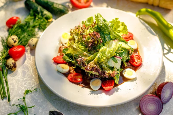 Salada Com Legumes Frescos Carne Com Alface Yatsami Tomates Prato — Fotografia de Stock