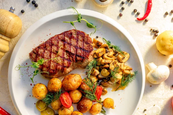 Vynikající Steak Houbami Pečenými Brambory Jalapeno Zdravé Jídlo — Stock fotografie