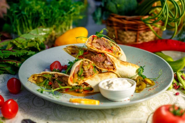 Traditionelles Mexikanisches Essen Burrito Auf Weißem Retro Holztisch lizenzfreie Stockbilder