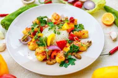 Pirinç ve sebzeli güzel salata, sağlıklı yemek.