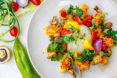 Pirinç ve sebzeli güzel salata, sağlıklı yemek.