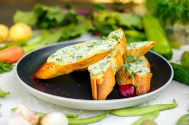 Peynirli ve taze sebzeli sarımsaklı ekmek.