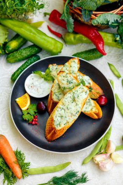 Peynirli ve taze sebzeli sarımsaklı ekmek.