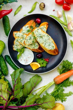 Peynirli ve taze sebzeli sarımsaklı ekmek.