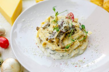 Carbonara spagettisi - pastırmalı makarna ve kremalı soslu mantar ve parmesan peyniri.