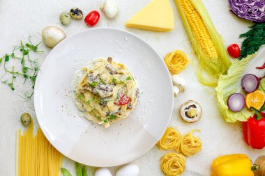 Carbonara spagettisi - pastırmalı makarna ve kremalı soslu mantar ve parmesan peyniri.