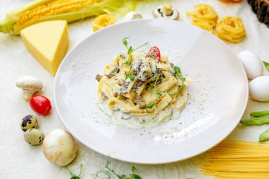 Carbonara spagettisi - pastırmalı makarna ve kremalı soslu mantar ve parmesan peyniri.