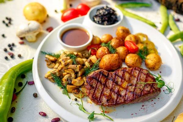 Vynikající Steak Houbami Pečenými Brambory Jalapeno Zdravé Jídlo — Stock fotografie