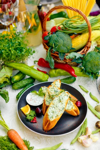 チーズと新鮮な野菜を使ったガーリックパンの前菜 — ストック写真