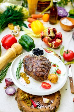 Salamura soğan ve jalapeno soslu sulu ızgara biftek.