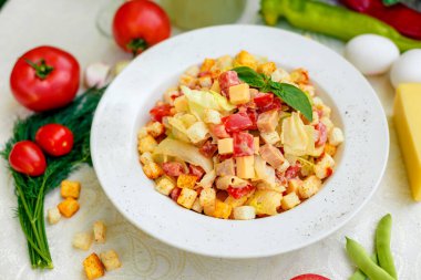 Tavuk, peynir, rusk, marul ve domatesli taze salata.