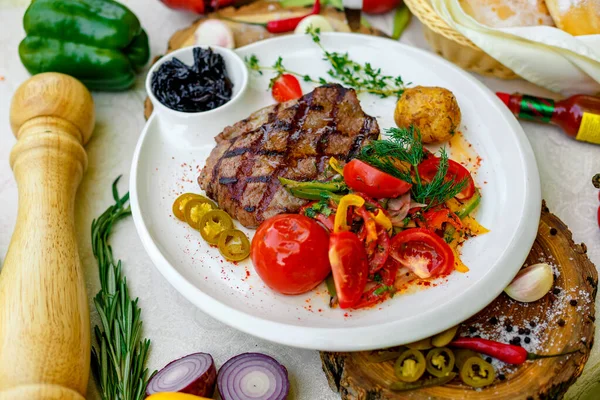 Bbq Šťavnatý Steak Grilovanou Zeleninou Omáčkou Bílém Talíři — Stock fotografie