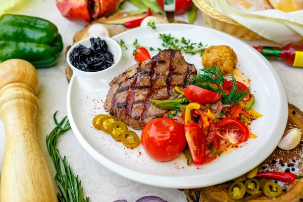 Bbq Šťavnatý Steak Grilovanou Zeleninou Omáčkou Bílém Talíři — Stock fotografie