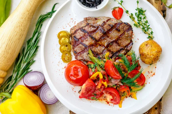 Bbq Šťavnatý Steak Grilovanou Zeleninou Omáčkou Bílém Talíři — Stock fotografie